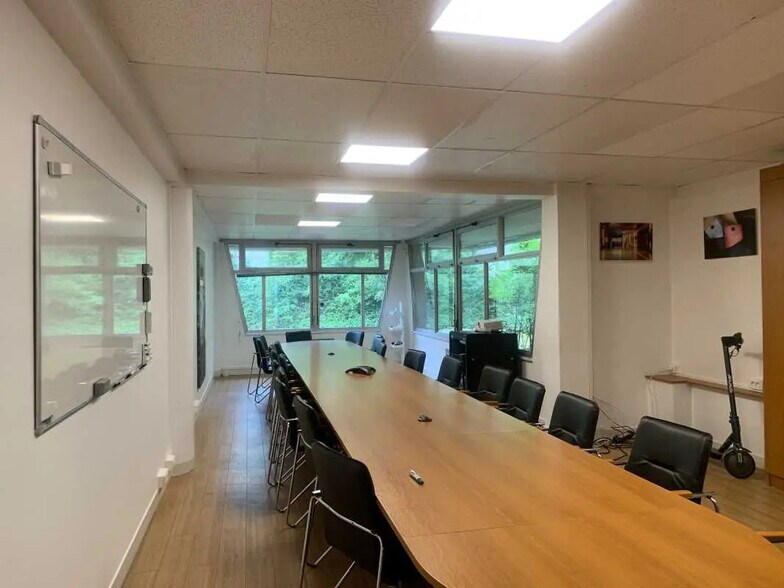 12 Rue Ampère, Igny for lease - Interior Photo - Image 3 of 8