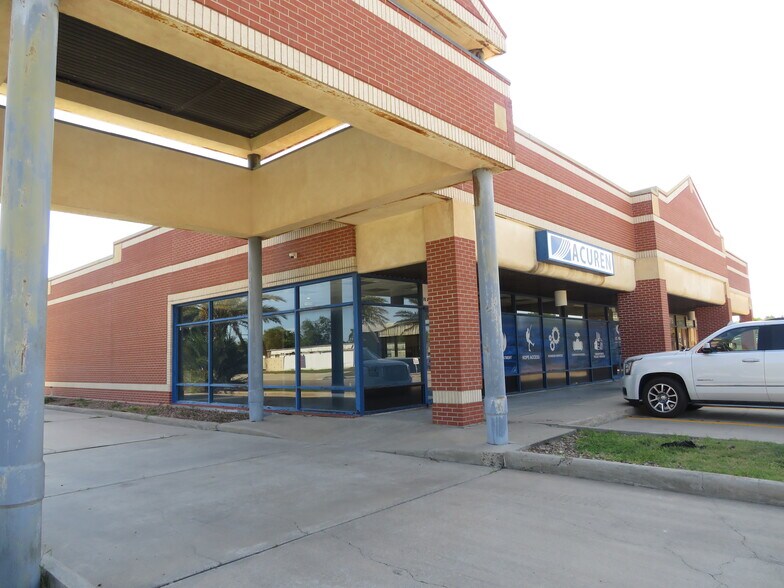 1205-1211 W Austin St, Port Lavaca, TX for sale - Building Photo - Image 1 of 33