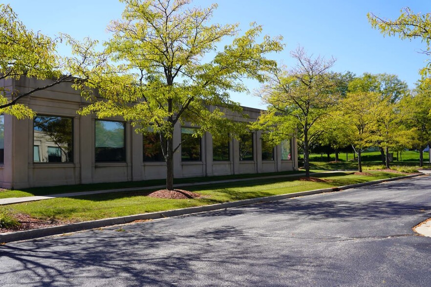 850-868 Technology Way, Libertyville, IL for lease - Building Photo - Image 3 of 5