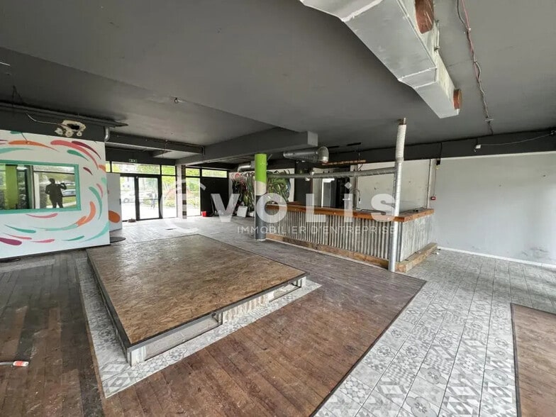 Retail in Champs-sur-Marne for sale - Interior Photo - Image 3 of 12