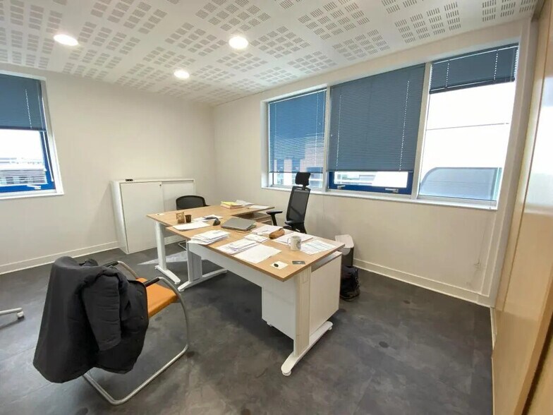 Office in Saint-Grégoire for lease - Interior Photo - Image 3 of 8