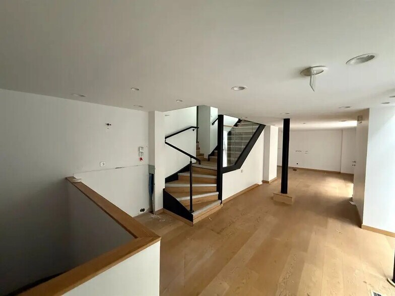 Retail in Paris for lease - Interior Photo - Image 2 of 5