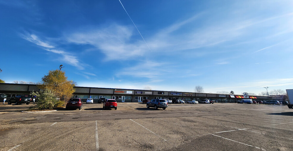 6800-6842 N Humboldt Ave, Brooklyn Center, MN for lease - Building Photo - Image 1 of 7