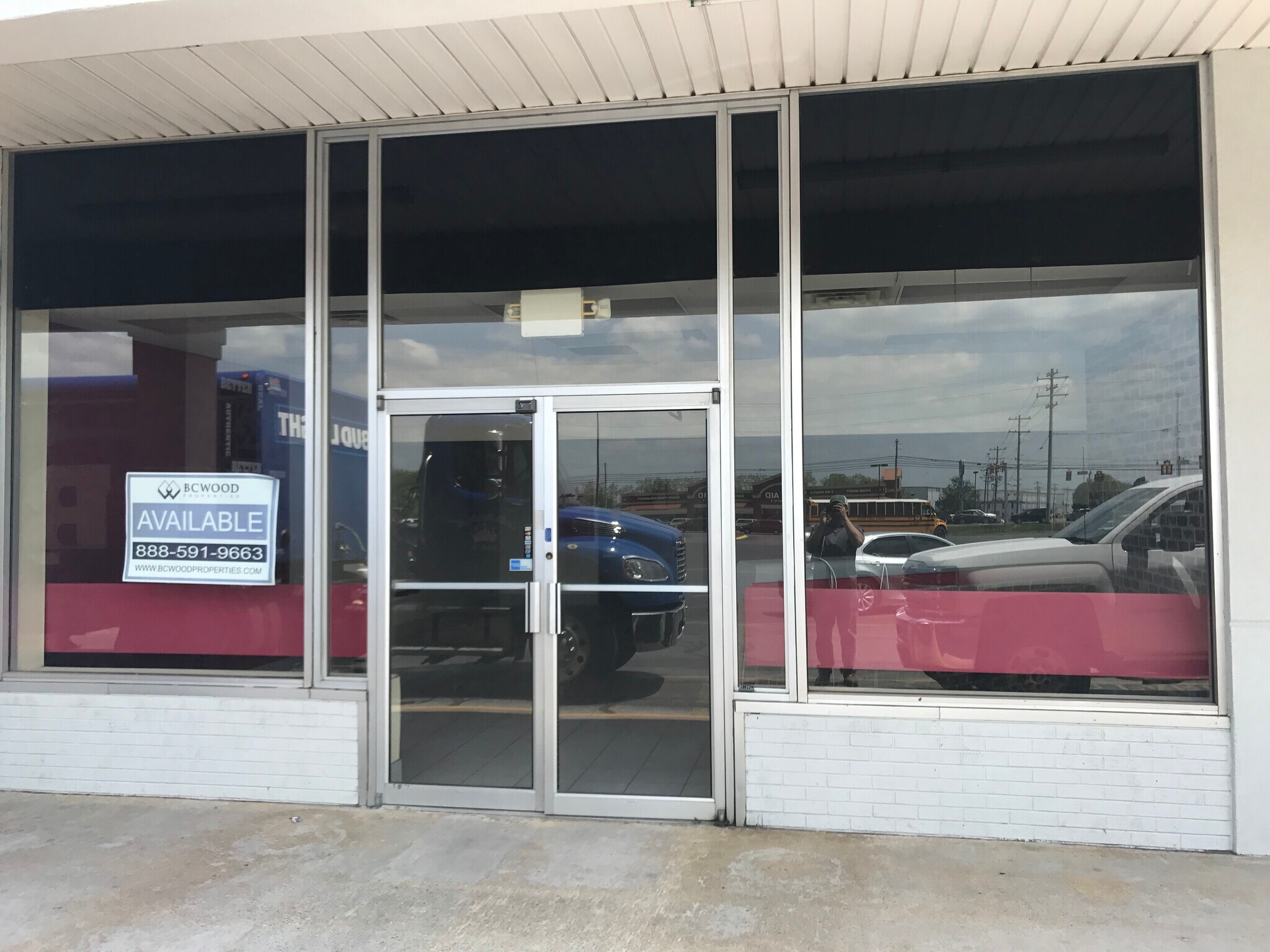 2010 N Locust Ave, Lawrenceburg, TN for lease Building Photo- Image 1 of 3