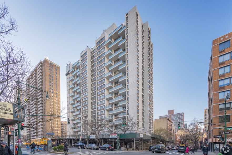 700 Columbus Ave, New York, NY for lease - Building Photo - Image 1 of 3