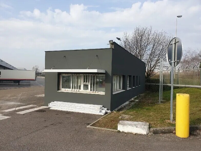 Flex in Saint-Quentin-Fallavier for lease - Building Photo - Image 2 of 3
