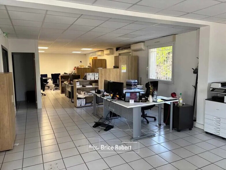 Flex in Vénissieux for lease - Interior Photo - Image 2 of 5