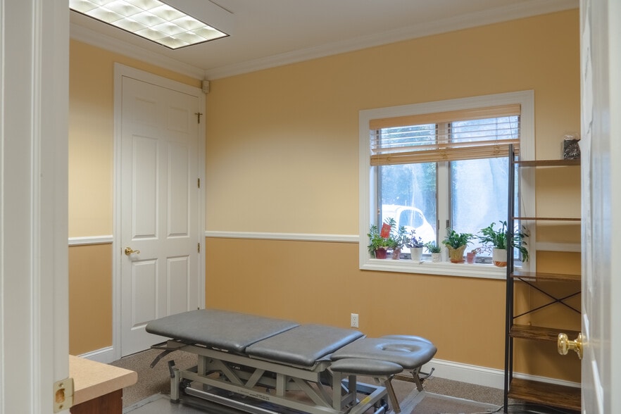 182-186 W Montauk Hwy, Hampton Bays, NY for lease - Building Photo - Image 3 of 12