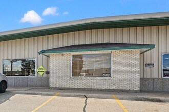 2095 Kerper Blvd, Dubuque, IA for lease Building Photo- Image 2 of 17