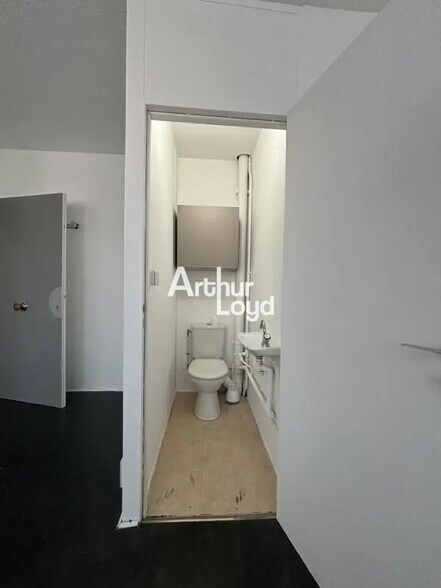 Office in Saint-Laurent-du-Var for lease - Interior Photo - Image 3 of 4