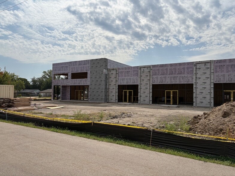 1247 Milton Ave, Janesville, WI for lease - Building Photo - Image 1 of 4