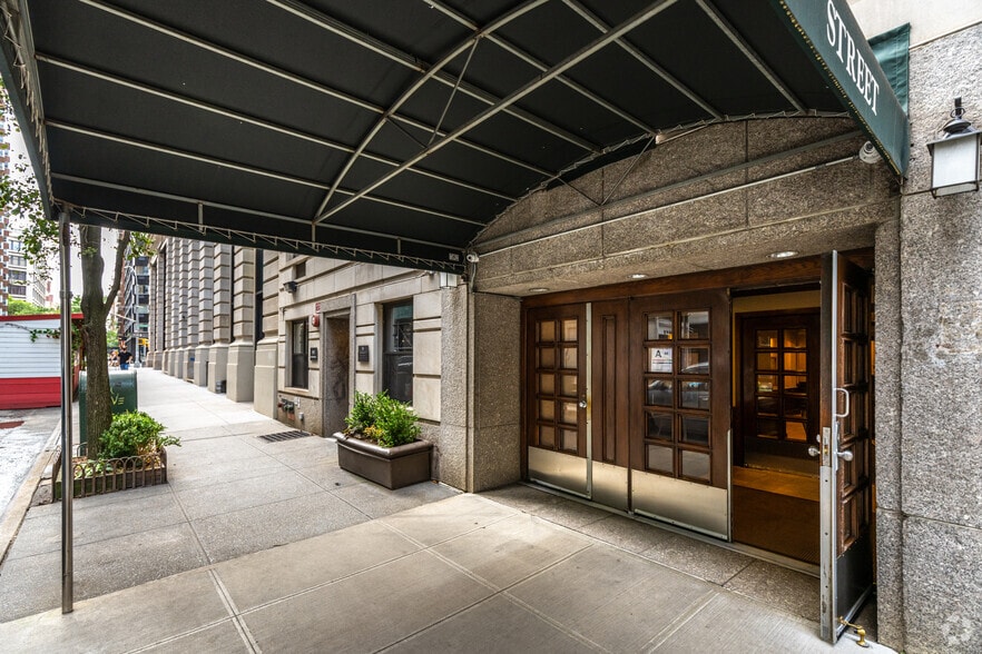 44 E 12th St, New York, NY for lease - Building Photo - Image 3 of 9