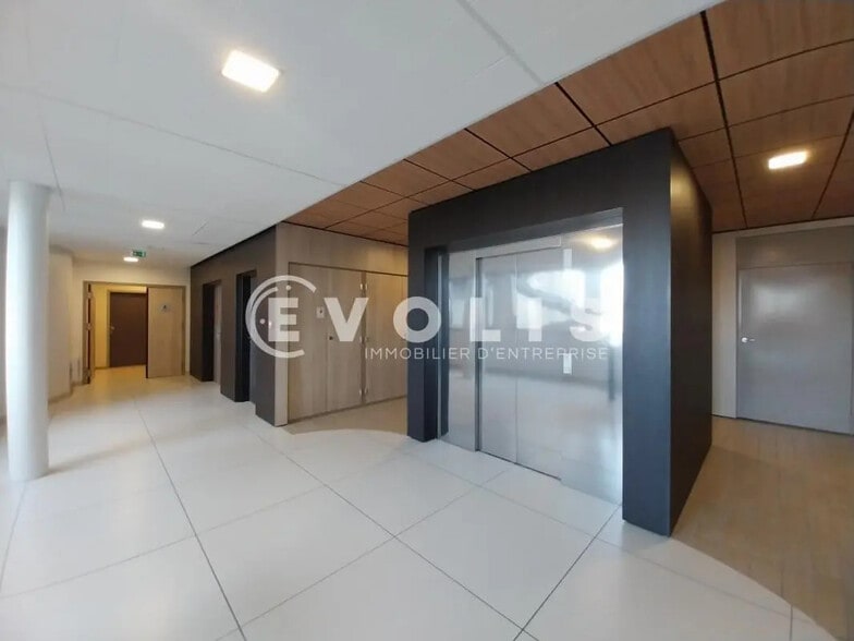 Office in Bourgoin-Jallieu for lease - Interior Photo - Image 2 of 12