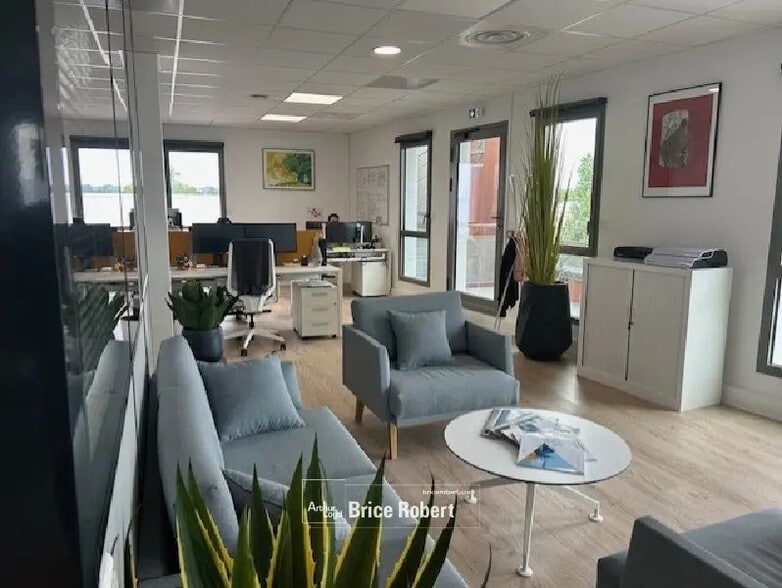 Office in Chassieu for sale - Interior Photo - Image 2 of 4