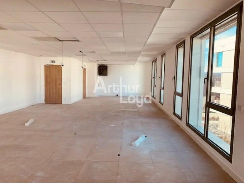 Office in Annecy for lease - Building Photo - Image 2 of 15