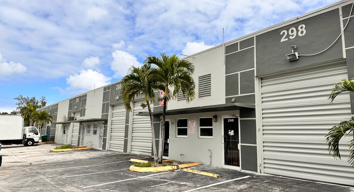7800-7840 W 2nd Ct, Hialeah, FL for lease Building Photo- Image 1 of 3