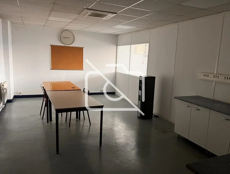 Industrial in Antony for lease - Interior Photo - Image 2 of 3