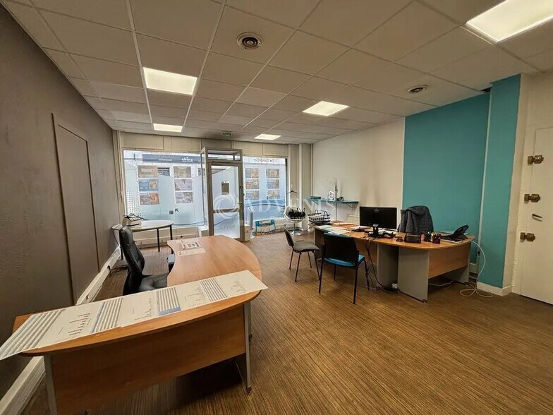 Retail in Orléans for lease - Building Photo - Image 1 of 10