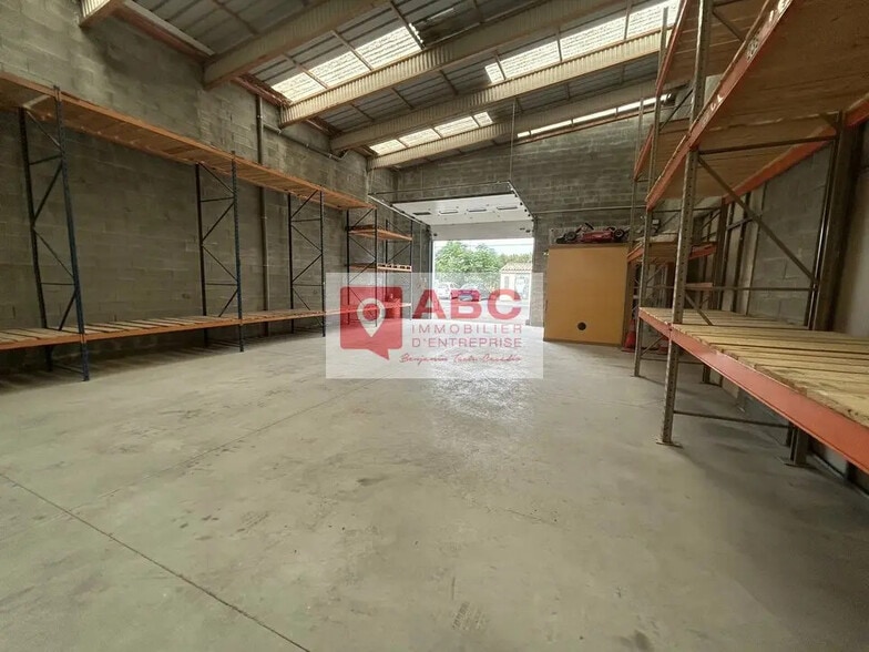 Flex in Thézan-lès-Béziers for lease - Interior Photo - Image 2 of 9