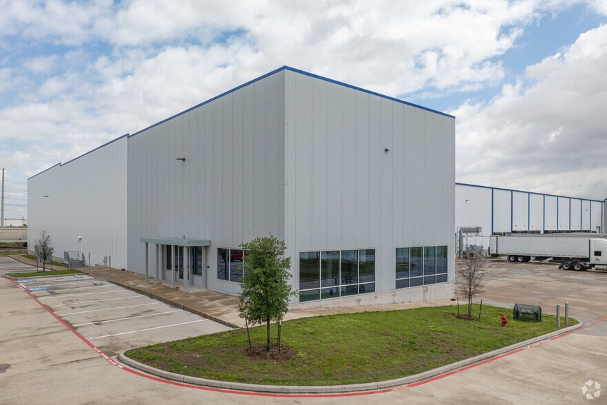 1015 Red Bluff Rd, Pasadena, TX for sale - Primary Photo - Image 1 of 12