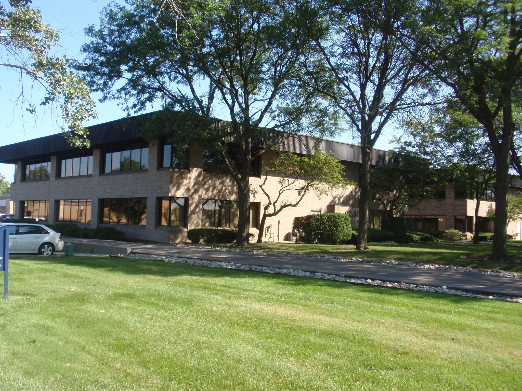 15350 N Commerce Dr, Dearborn, MI for lease Building Photo- Image 1 of 4