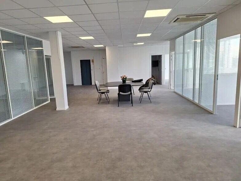 Office in Saint-Médard-en-Jalles for lease - Interior Photo - Image 3 of 10