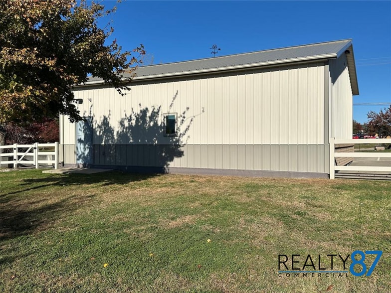 1210 N Center Point Rd, Hiawatha, IA for sale - Building Photo - Image 3 of 12