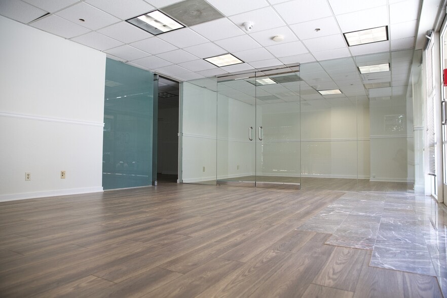 $100k PRICE REDUCTION - 2 Office Condos portfolio of 2 properties for sale on LoopNet.com - Building Photo - Image 3 of 12