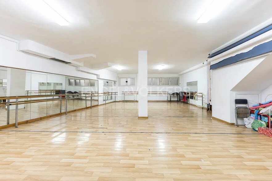 Amplio locales cerca de la Plaza Lesseps portfolio of 2 properties for sale on LoopNet.com - Interior Photo - Image 3 of 25