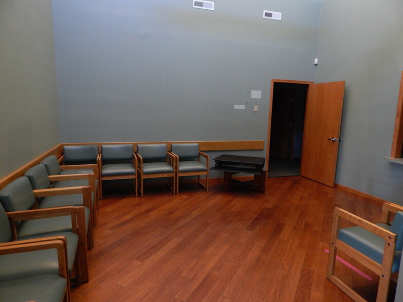 341 NW Medical Loop, Roseburg, OR for lease - Interior Photo - Image 3 of 27