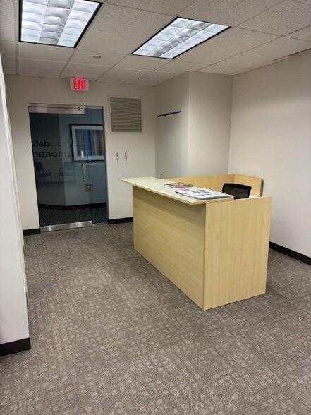 1200 Harger Rd, Oak Brook, IL for lease - Interior Photo - Image 2 of 14