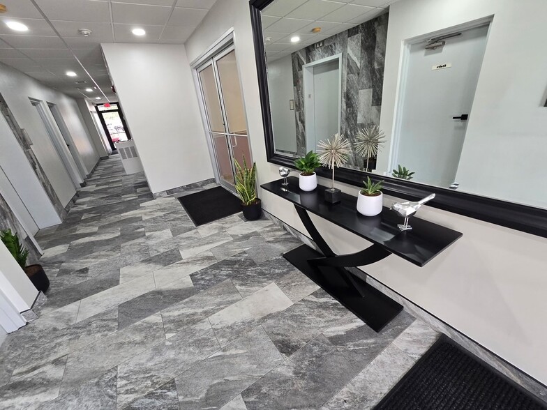 4805 Laurel St W, Tampa, FL for lease - Lobby - Image 3 of 6