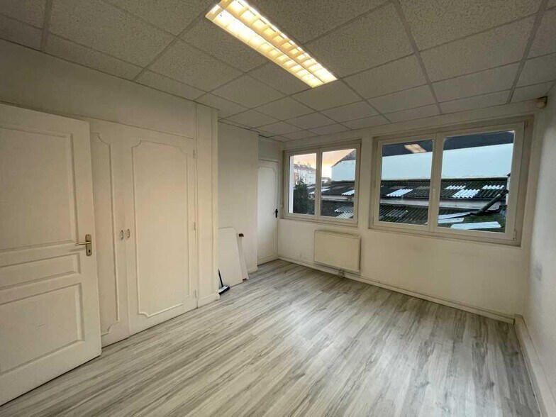 Office in Rouen for lease - Interior Photo - Image 2 of 5