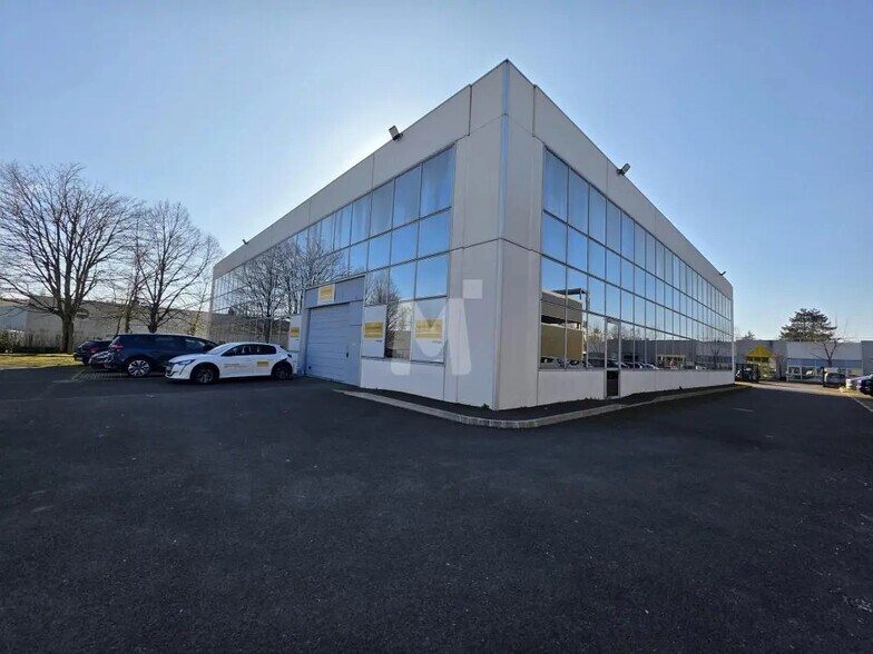 Office in Les Ulis for lease - Building Photo - Image 1 of 11