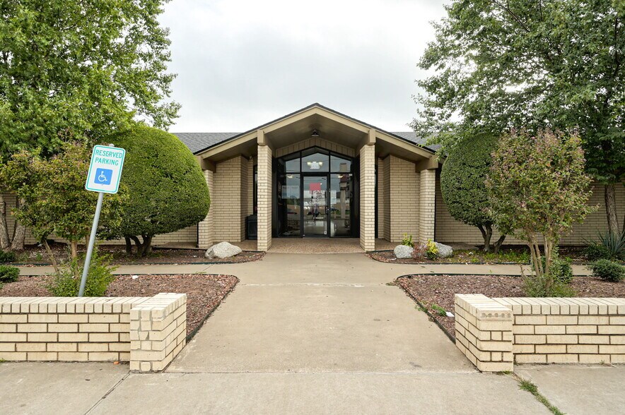 3530 N MacArthur Blvd, Oklahoma City, OK for sale - Building Photo - Image 3 of 36