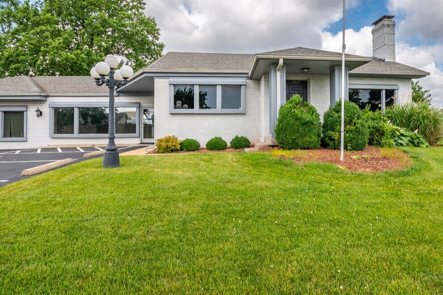 4163 Crescent Dr, Saint Louis, MO for sale - Building Photo - Image 1 of 40