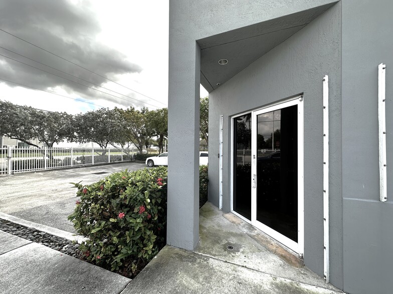 3300 NW 112th Ave, Miami, FL for lease - Building Photo - Image 2 of 14