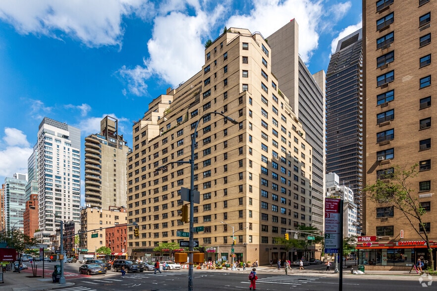 902 2nd Ave, New York, NY for lease - Primary Photo - Image 1 of 4