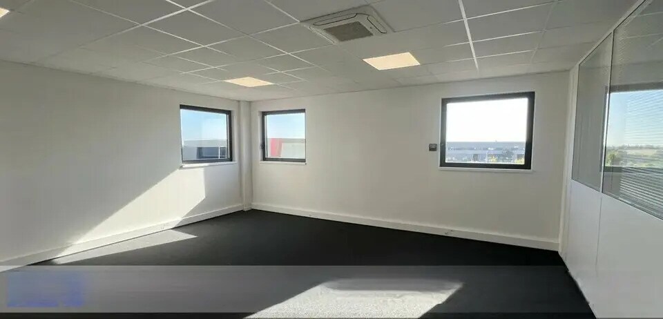 Office in Le Thillay for lease - Interior Photo - Image 3 of 6