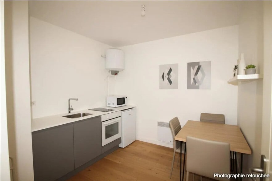 Flex in Pau for lease - Interior Photo - Image 2 of 3