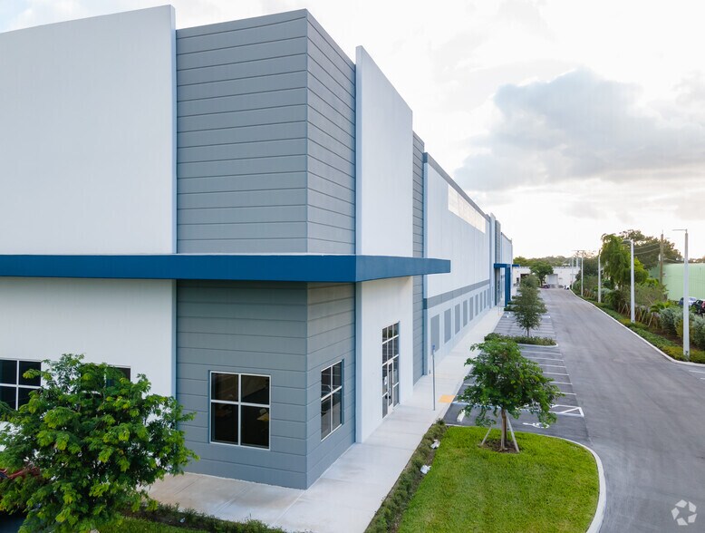 3303 SW 12th Ave, Fort Lauderdale, FL for lease - Building Photo - Image 3 of 9