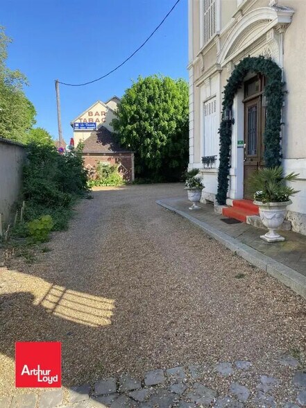 Office in Chartres for lease - Building Photo - Image 2 of 4