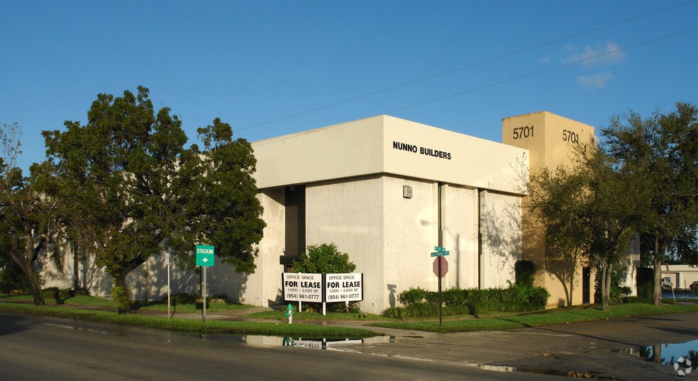 5701 Hollywood Blvd, Hollywood, FL for lease - Building Photo - Image 3 of 7