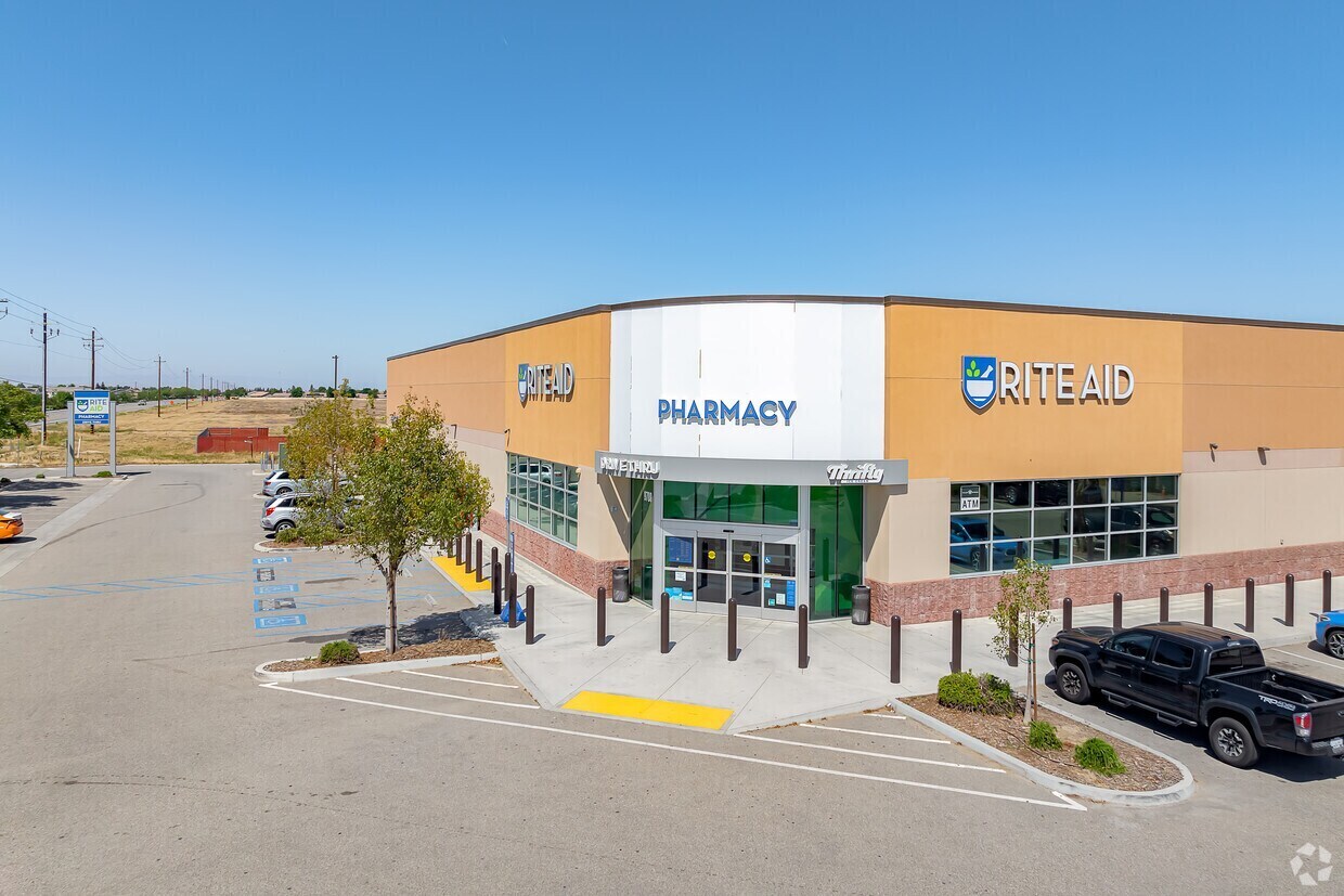 9700 Panama Ln, Bakersfield, CA for lease Building Photo- Image 1 of 8