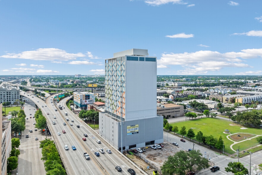 2000 Crawford St, Houston, TX for sale - Building Photo - Image 3 of 33