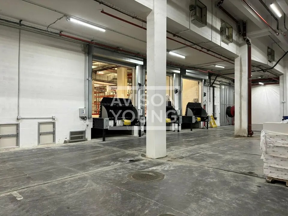 Flex in Paris for lease Interior Photo- Image 1 of 8