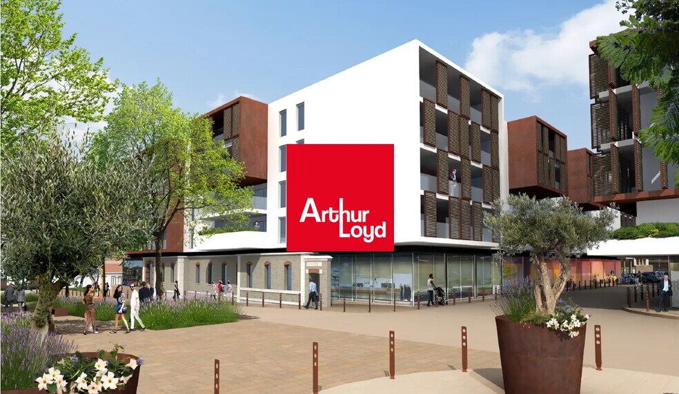 Retail in Brignoles for lease - Building Photo - Image 1 of 7