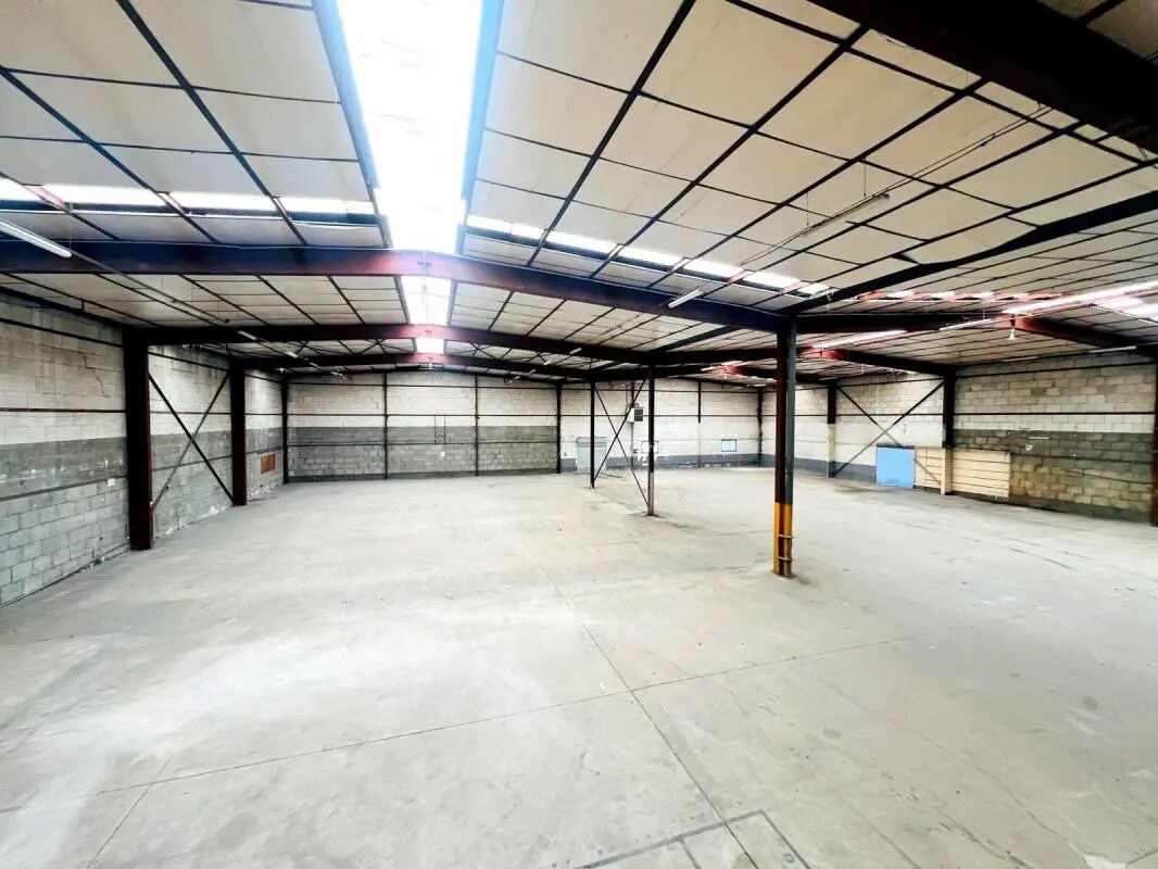 Office in Plaisir for lease Interior Photo- Image 1 of 10