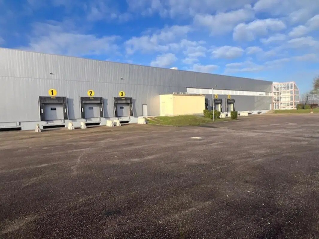 Industrial in Val-de-Reuil for lease Building Photo- Image 1 of 18