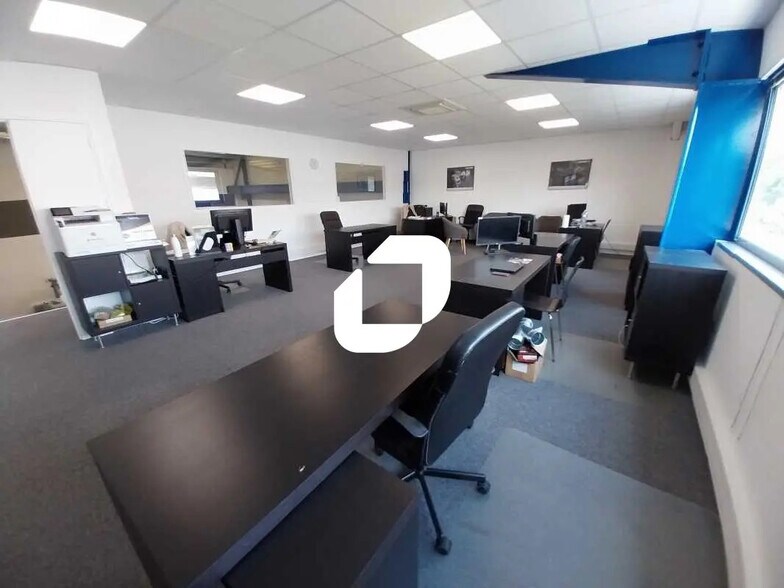 Retail in Saint-Jean-d'Illac for lease - Building Photo - Image 1 of 15